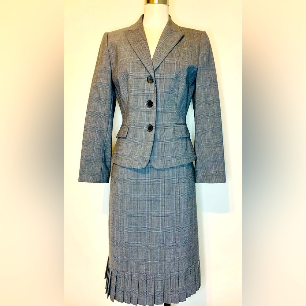 Tahari 2 Pc Gray Women's Skirt Suit Size 4